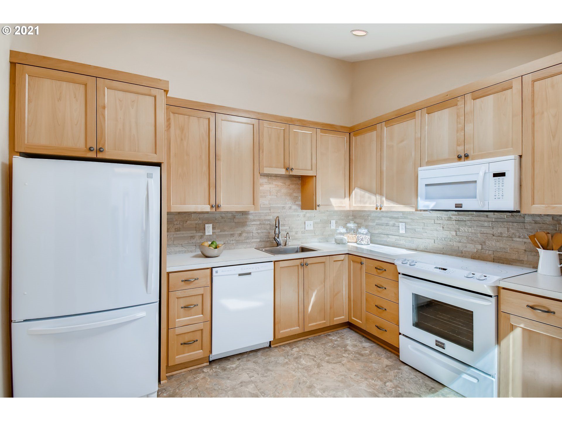 10026 Southwest Quail Post Road Portland, OR 97219 - Photo 6 of 21 Gallery Image 6