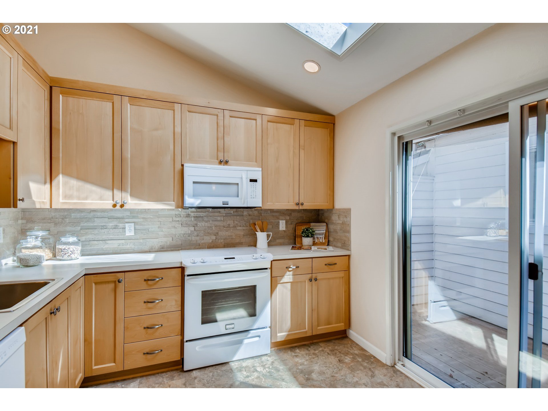 10026 Southwest Quail Post Road Portland, OR 97219 - Photo 7 of 21 Gallery Image 7