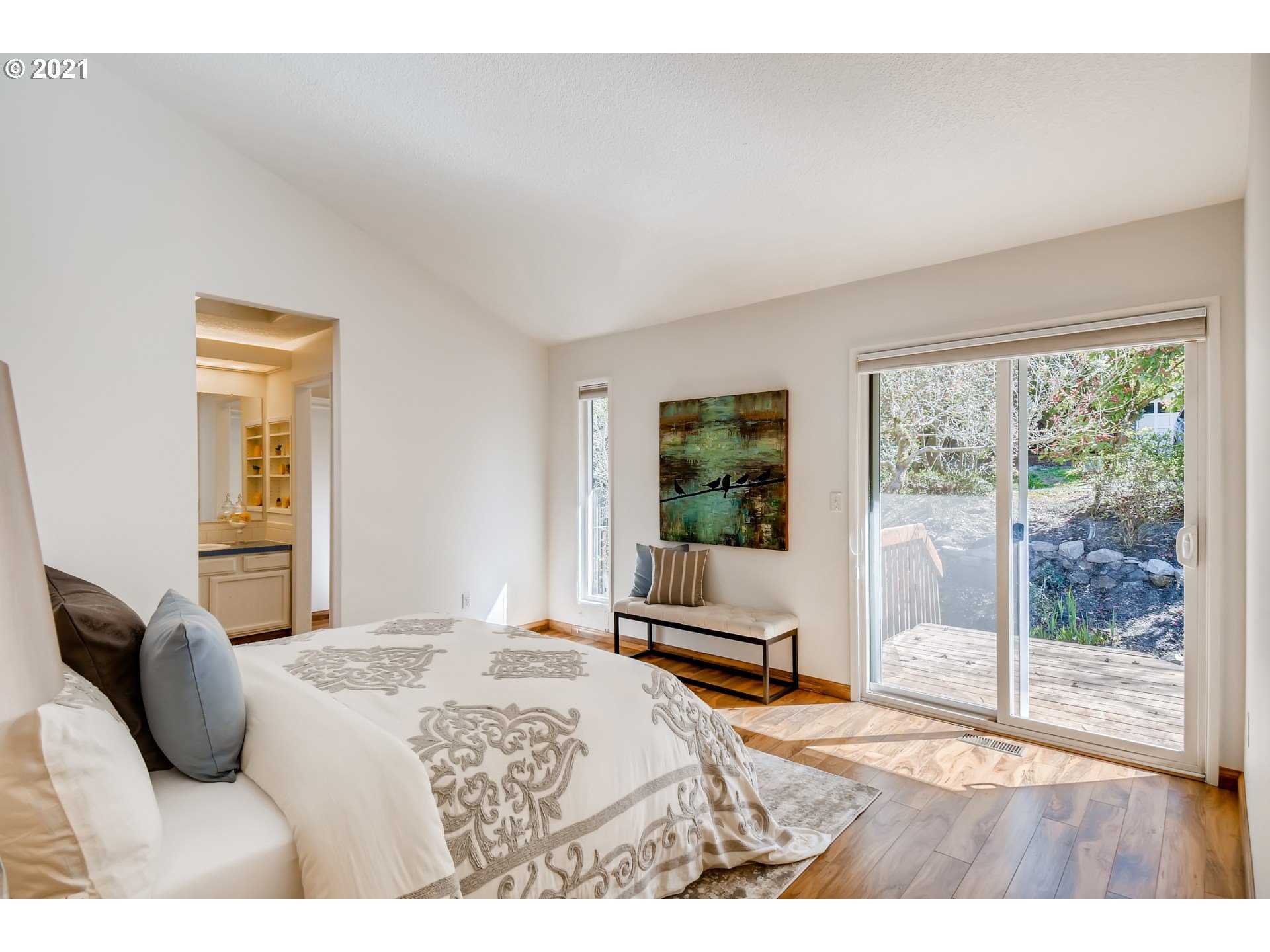 10026 Southwest Quail Post Road Portland, OR 97219 - Photo 10 of 21 Gallery Image 10