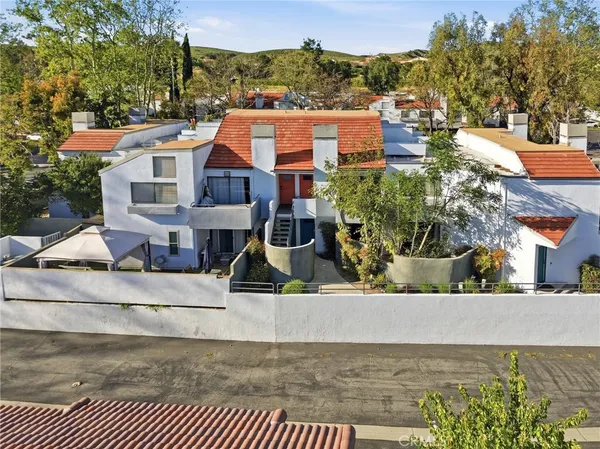 a view of multiple houses with yard
