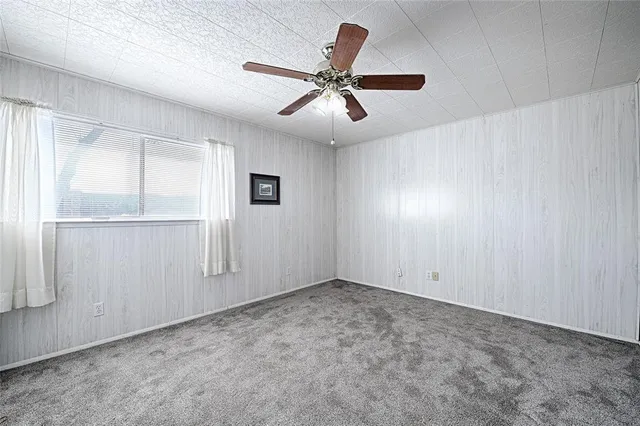 a view of a livingroom with a ceiling fan