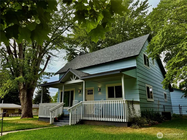 a view of a house with a yard