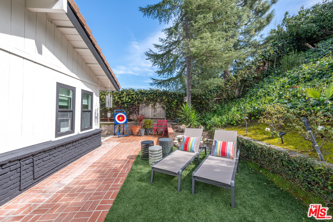 16012 Meadowcrest Road Sherman Oaks, CA 91403 - Photo 43 of 52 a view of an outdoor sitting space