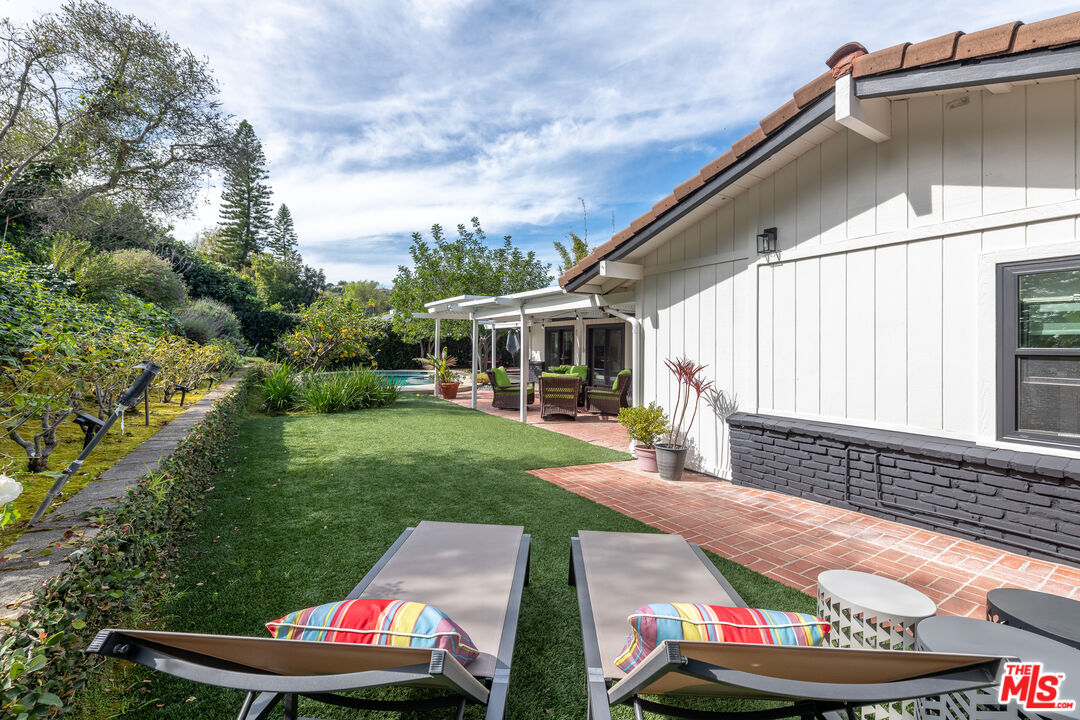16012 Meadowcrest Road Sherman Oaks, CA 91403 - Photo 44 of 52 a patio with table and chairs and potted plants