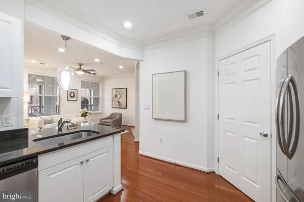 $525,000 | 1 Arch Place, Unit 220, Gaithersburg, MD 20878