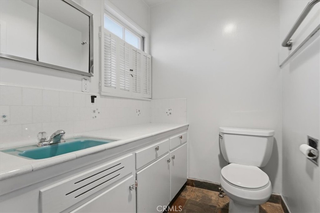 5239 Coventry Drive Riverside, CA 92506 - Photo 30 of 43 Bathroom