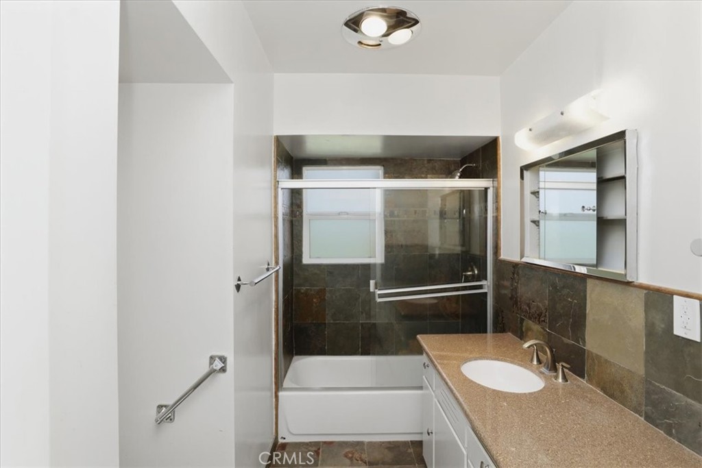 5239 Coventry Drive Riverside, CA 92506 - Photo 31 of 43 Bathroom