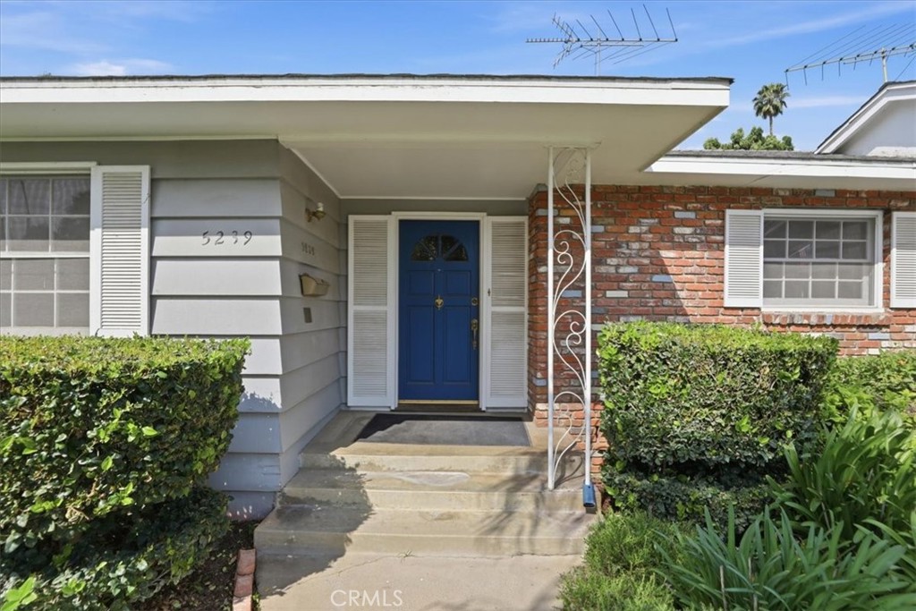 5239 Coventry Drive Riverside, CA 92506 - Photo 8 of 43 Entry into home