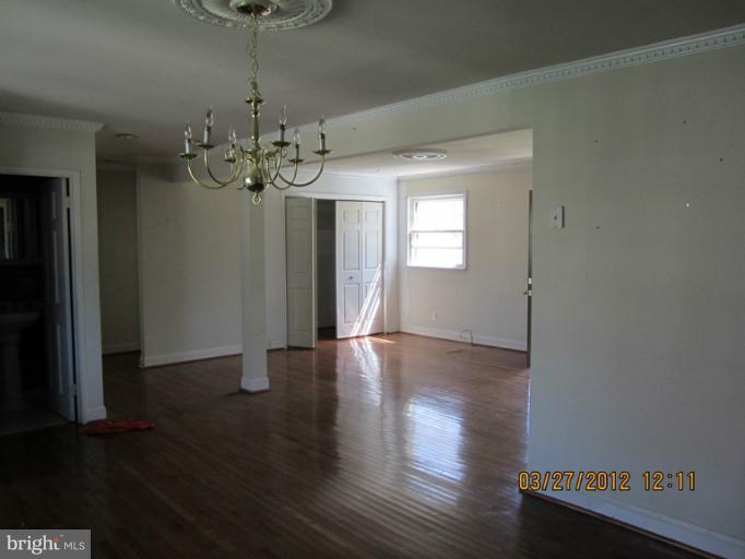 6807 Front Royal Road Springfield, VA 22151 - Photo 10 of 18 Living Room