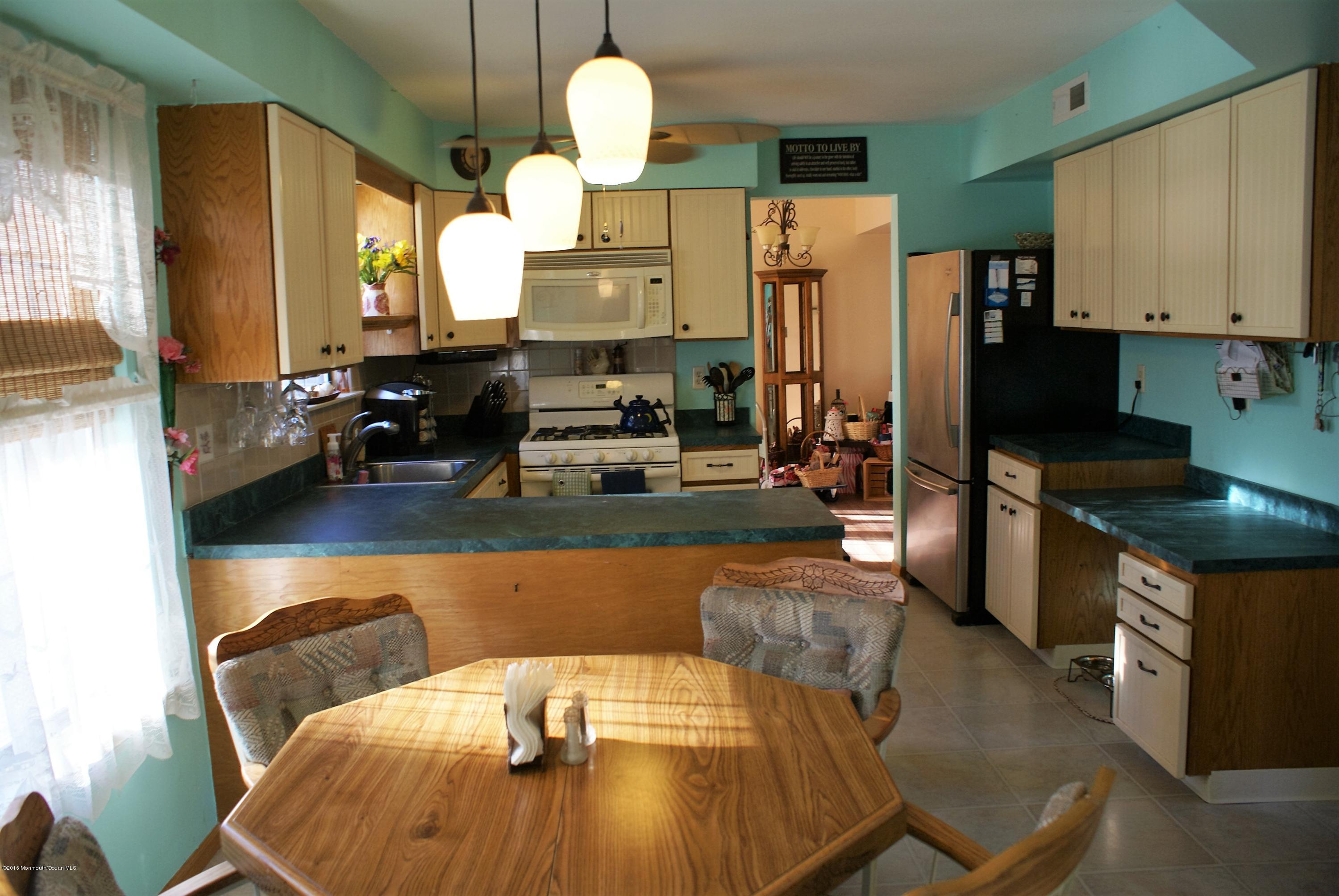 17 Hedgewood Road Howell, NJ 07731 - Photo 4 of 18 Dining area