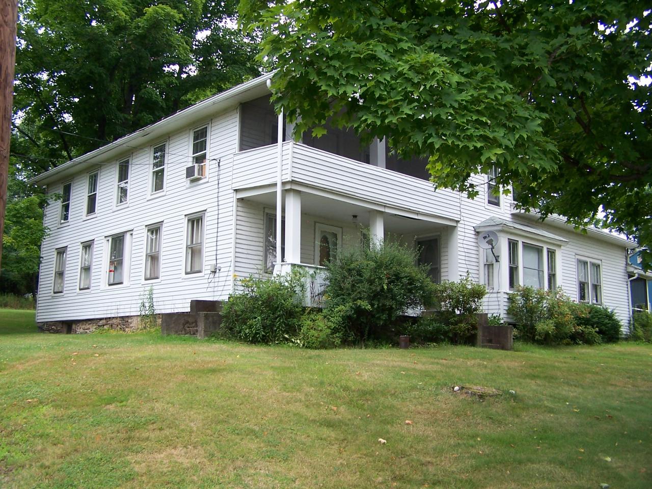 a view of a house with backyard and garden