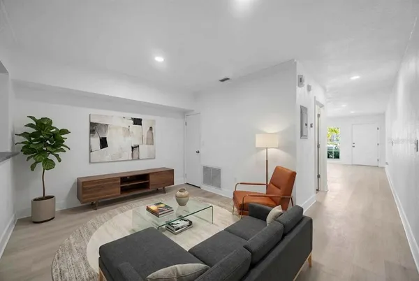 $2,100 | 727 Kensington Lake Circle, Brandon, FL 33511