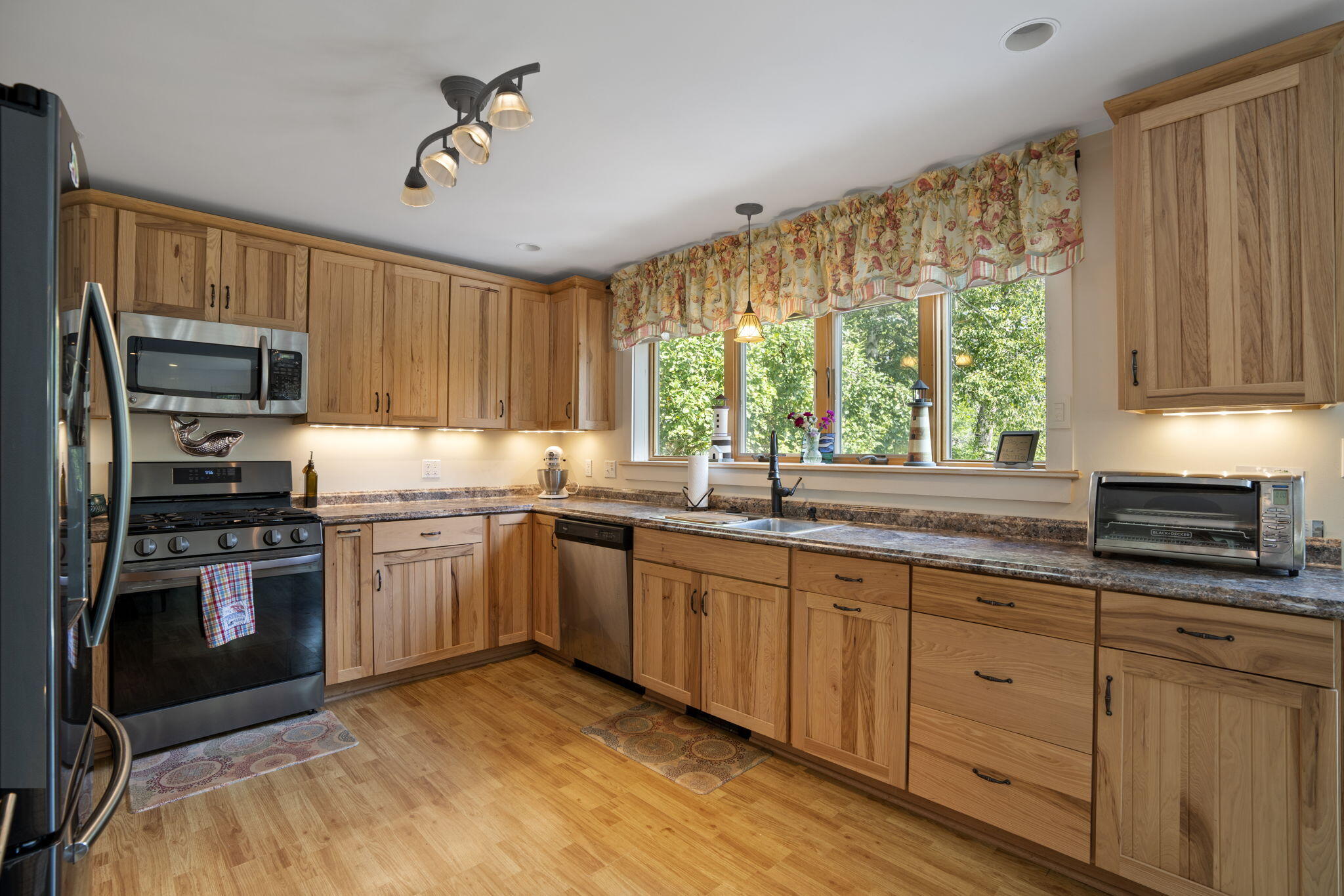 542 Wallston Road Tenants Harbor, ME 04860 - Photo 27 of 47 Main House Kitchen