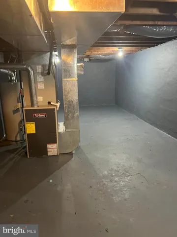 a view of empty room with window