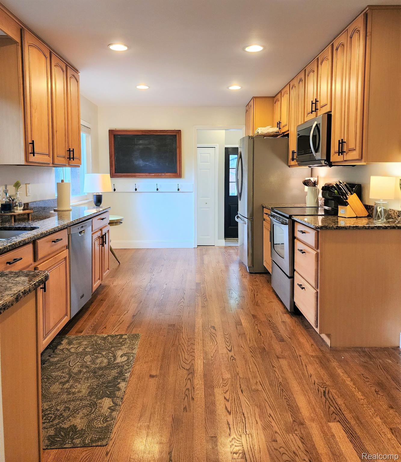 2990 Hillendale Drive Rochester, MI 48309 - Photo 12 of 32 Granite counters, SS appliances & wood floors.