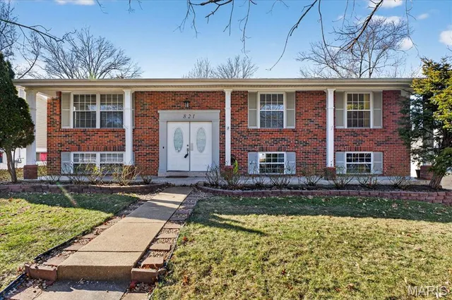 $399,000 | 821 Courtland Place, Manchester, MO 63021