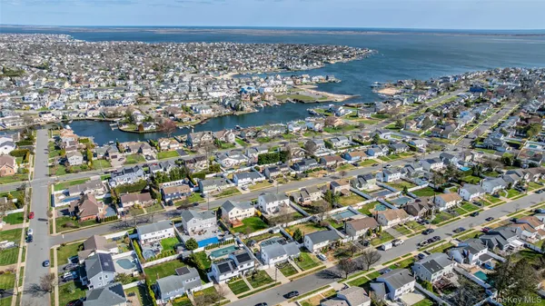 $1,050,000 | 85 Massapequa Avenue, Massapequa, NY 11758