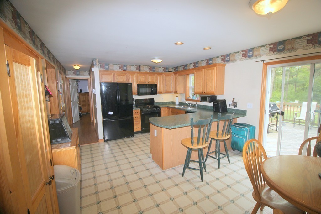 137 Quanapoag Road Freetown, MA 02717 - Photo 5 of 24 Gallery Image 5