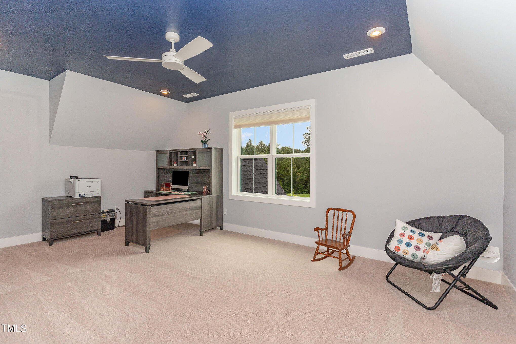 183 Post Oak Road Chapel Hill, NC 27516 - Photo 39 of 51 a living room with furniture