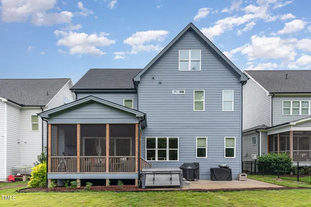a view of front of a house with a yard
