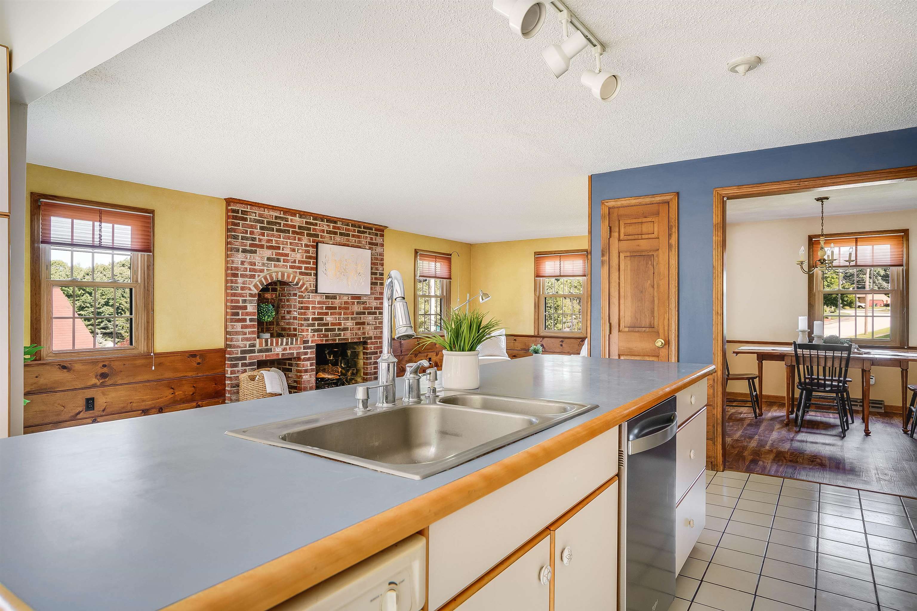 16 Shadwell Road Nashua, NH 03062 - Photo 33 of 36
