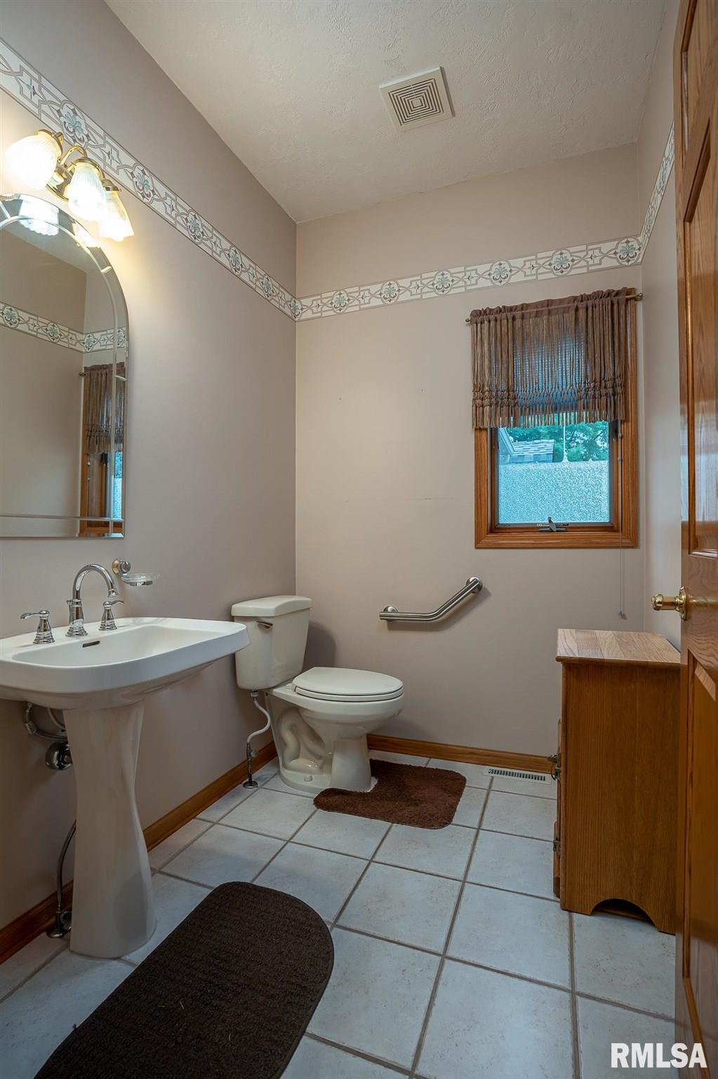 4419 Fairhaven Road Davenport, IA 52807 - Photo 14 of 29 Gallery Image 14