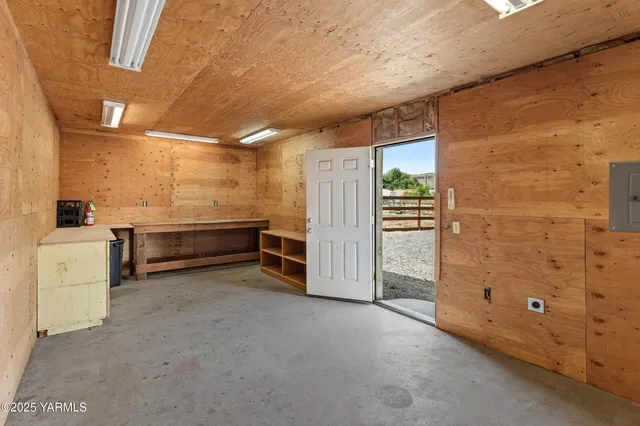 a view of a backyard