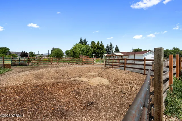 a view of a backyard