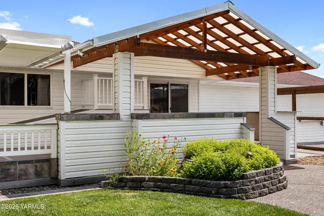 a view of a garden with plants
