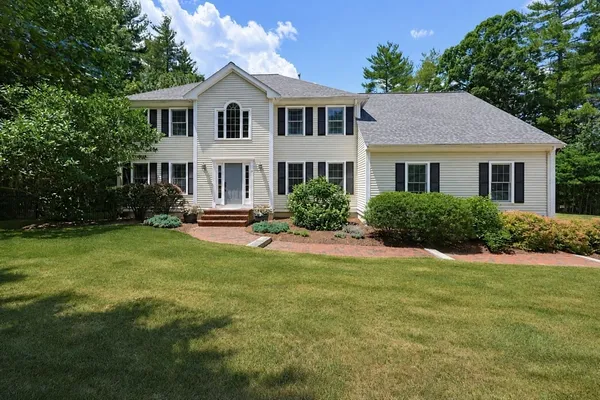 $1,295,000 | 15 Applewood Road, Norfolk, MA 02056