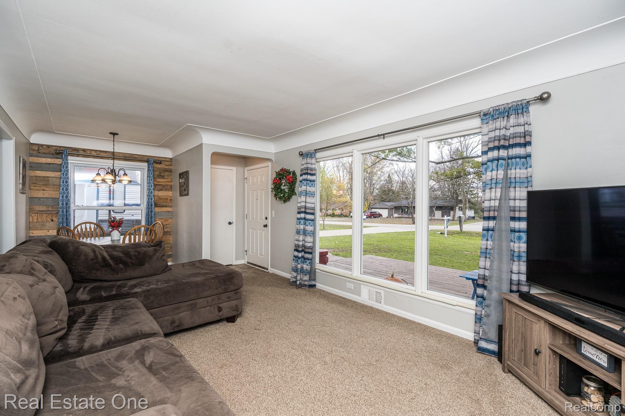 290 Maplehill Road Rochester, MI 48306 - Photo 2 of 22 living room