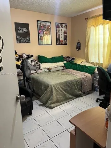 $435,000 | 2566 West 73rd Place, Hialeah, FL 33016