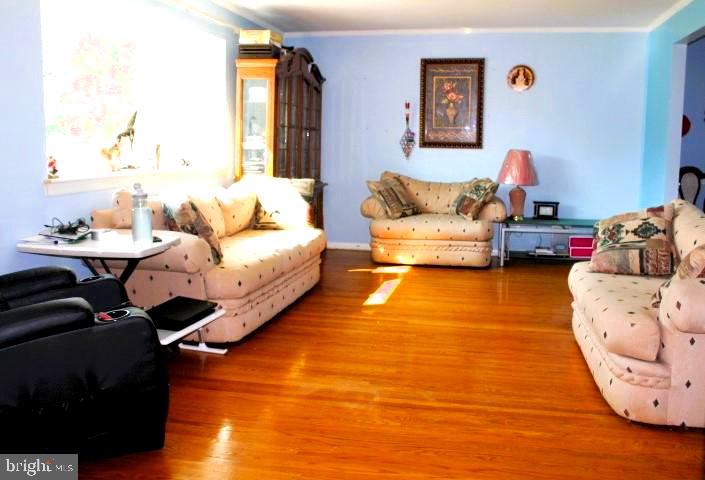 2429 Steven Road Huntingdon Valley, PA 19006 - Photo 8 of 38 Living Room