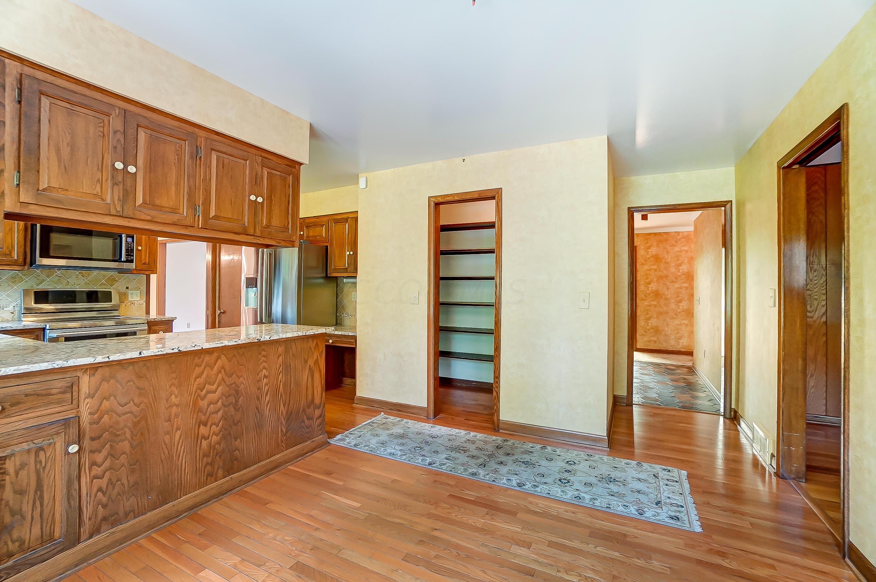1560 Carriage Road Powell, OH 43065 - Photo 5 of 64 Eating Space and Kitchen