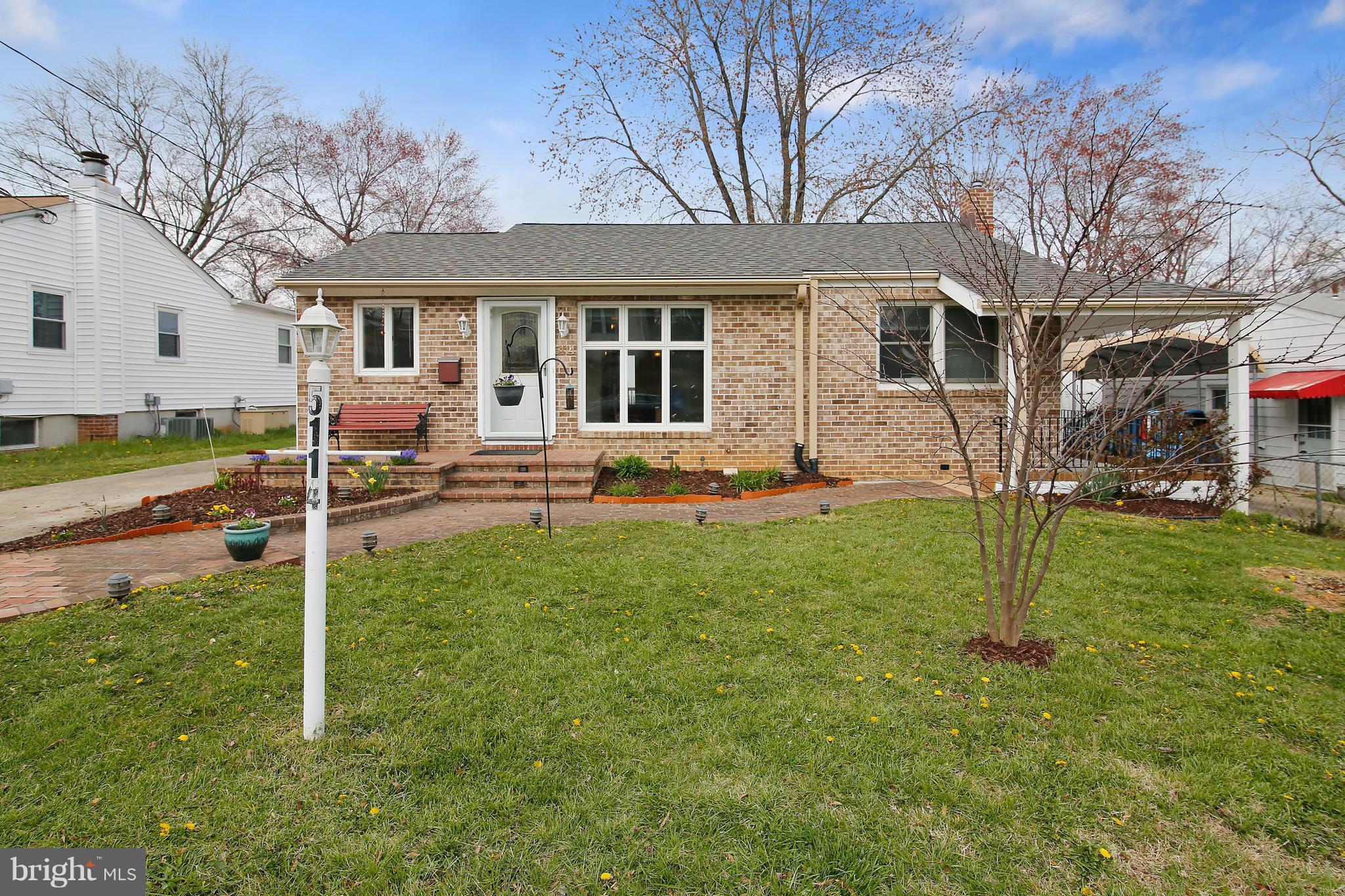 a view of a house with backyard