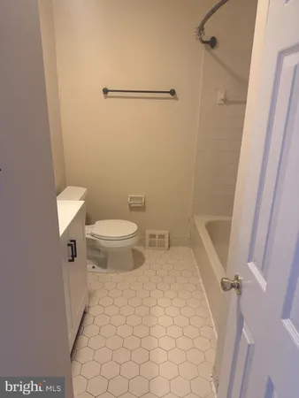 $1,475 | 526 Gia Circle, Unit 2, Clifton Heights, PA 19018