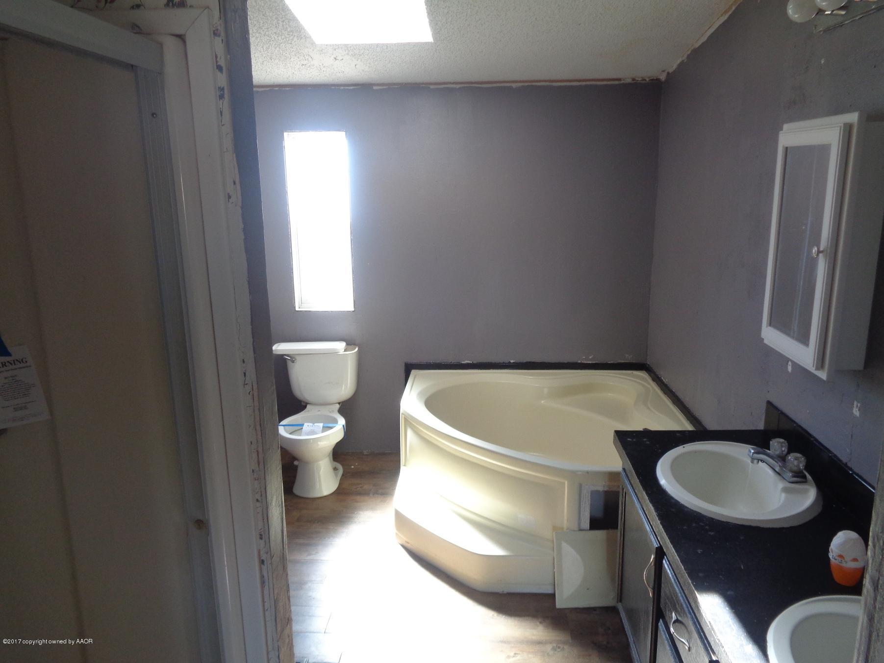 2001 Claude Road Amarillo, TX 79118 - Photo 4 of 13 Bathroom (Master)