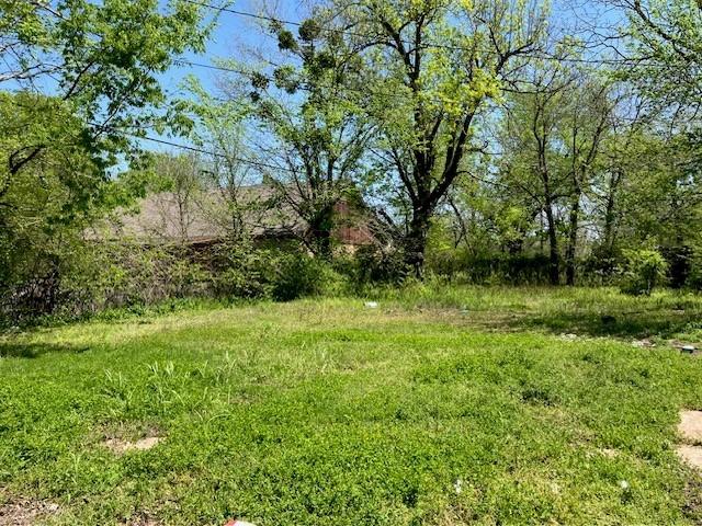 368 1st Street Northeast Paris, TX 75460 - Photo 2 of 5 a view of outdoor space and yard