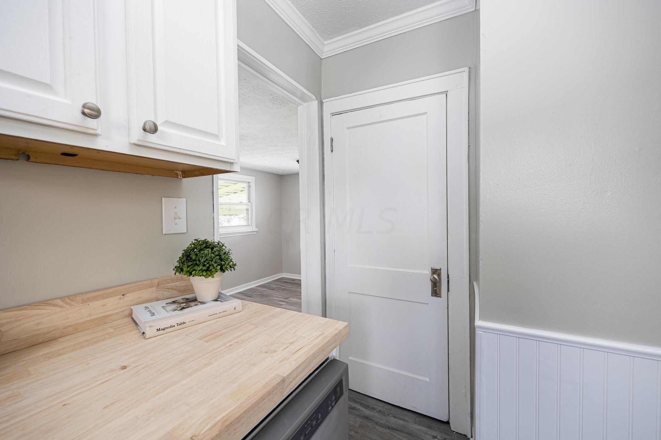 2097 Lehner Road Columbus, OH 43224 - Photo 5 of 24 Pantry!