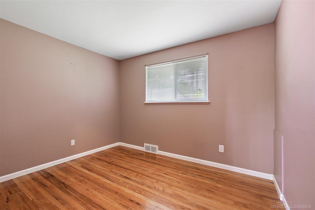 525 Meadow Lane Rochester, MI 48307 - Photo 24 of 33 50048594-23.JPG