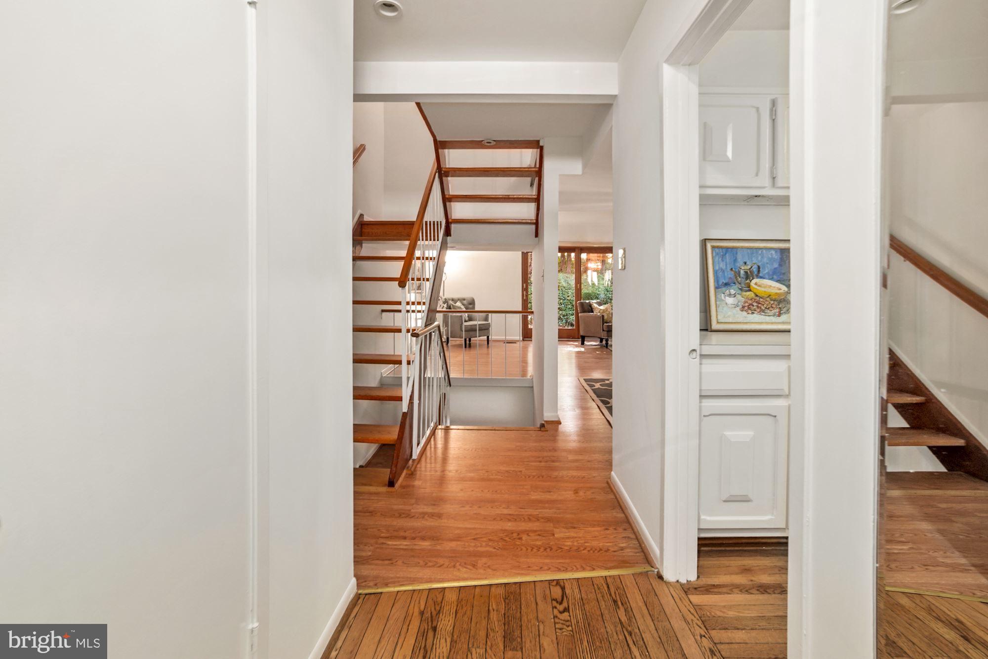9205 Three Oaks Drive Silver Spring, MD 20901 - Photo 4 of 30 Entry foyer