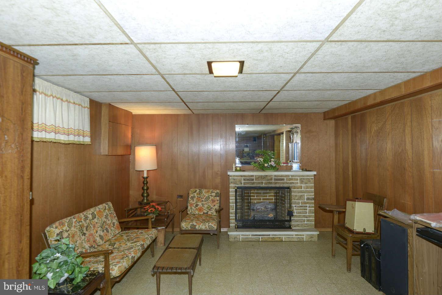 918 Rambling Drive Baltimore, MD 21228 - Photo 20 of 25 Family Room