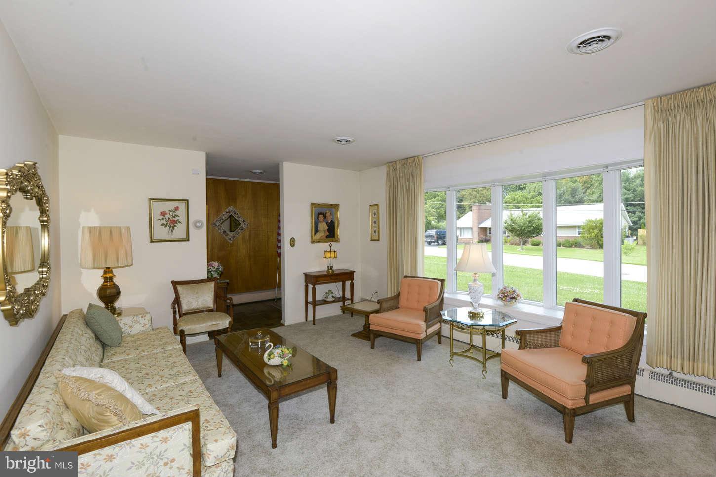 918 Rambling Drive Baltimore, MD 21228 - Photo 4 of 25 Living Room