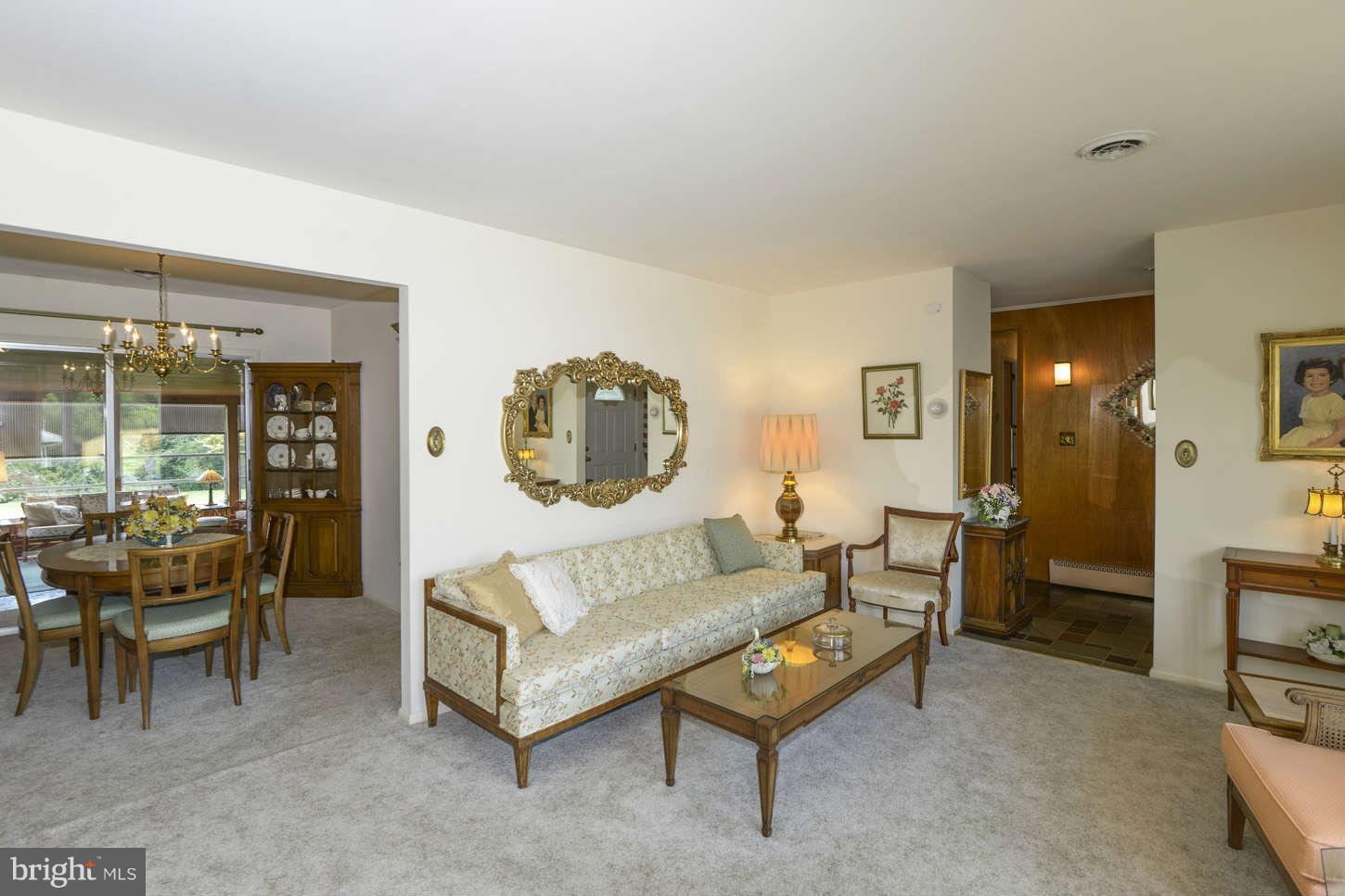 918 Rambling Drive Baltimore, MD 21228 - Photo 5 of 25 Living Room
