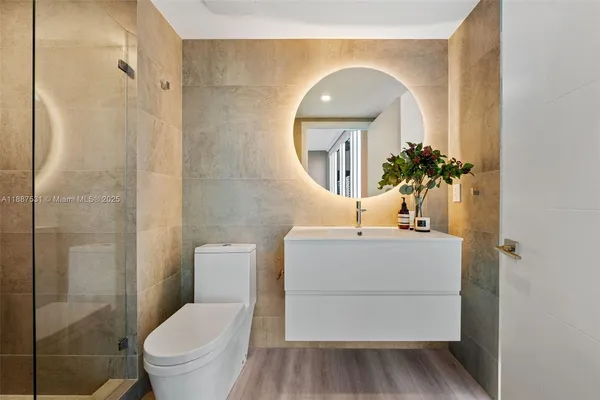 $8,000 | 185 Southwest 7th Street, Unit 803, Miami, FL 33130