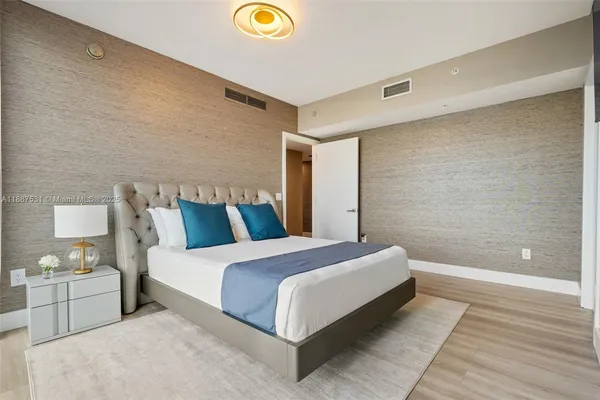 $8,000 | 185 Southwest 7th Street, Unit 803, Miami, FL 33130