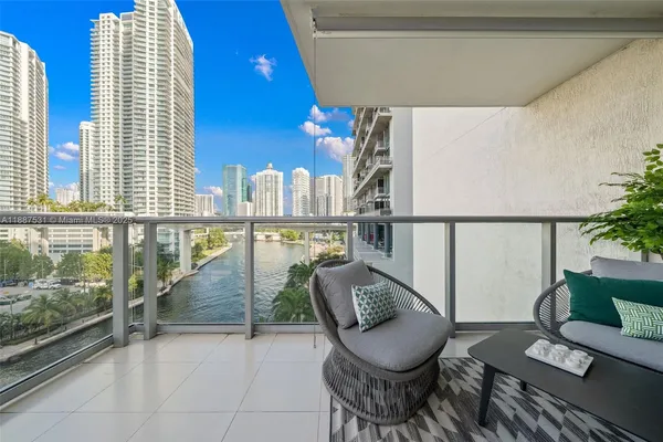 $8,000 | 185 Southwest 7th Street, Unit 803, Miami, FL 33130