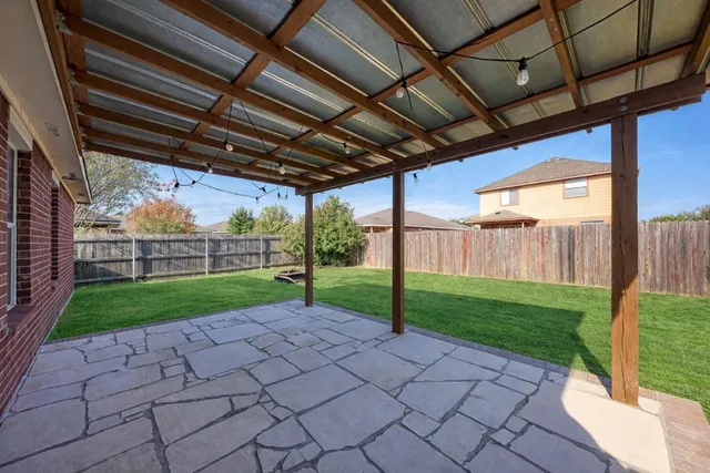 a view of a backyard with pathway