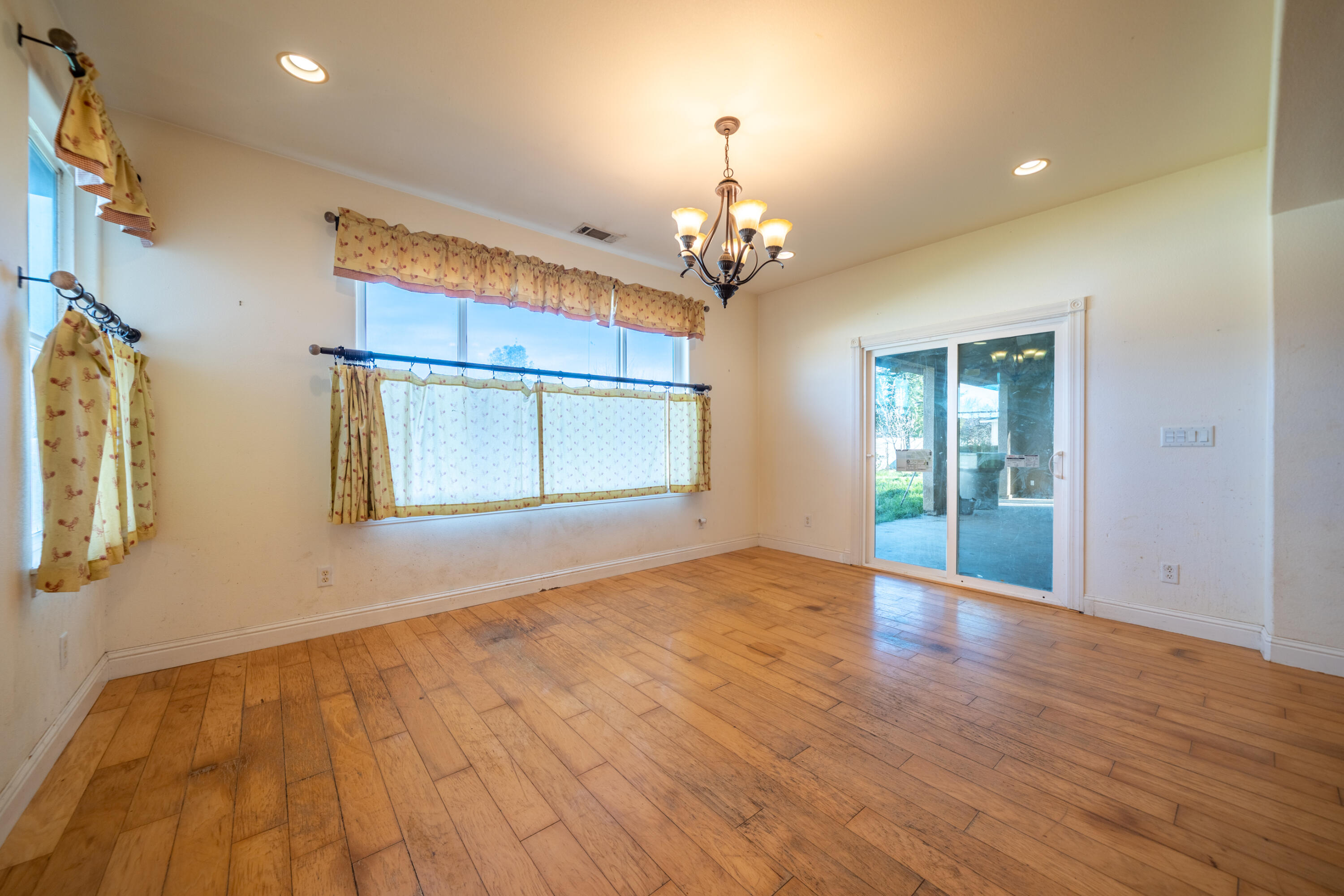 2199 Princeton Way Redding, CA 96003 - Photo 11 of 33 Dining Room