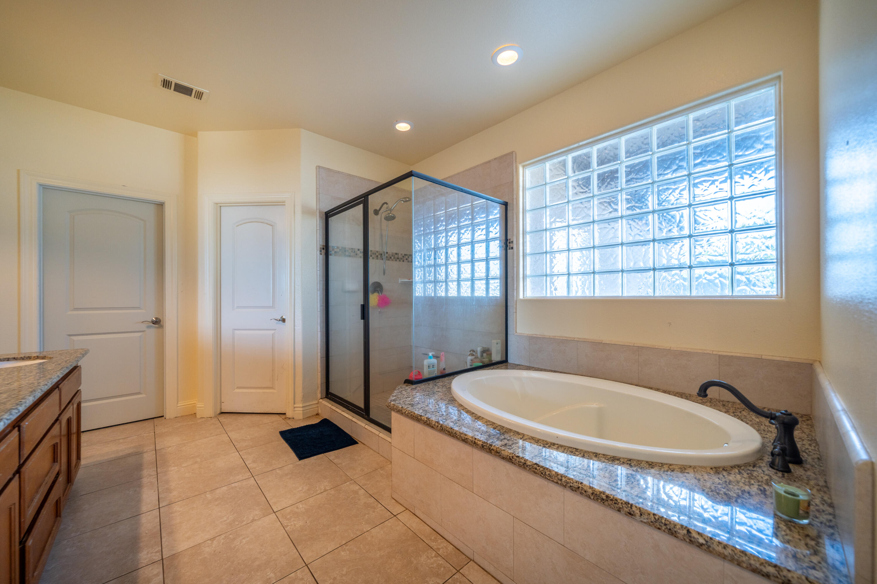 2199 Princeton Way Redding, CA 96003 - Photo 12 of 33 Primary Bath